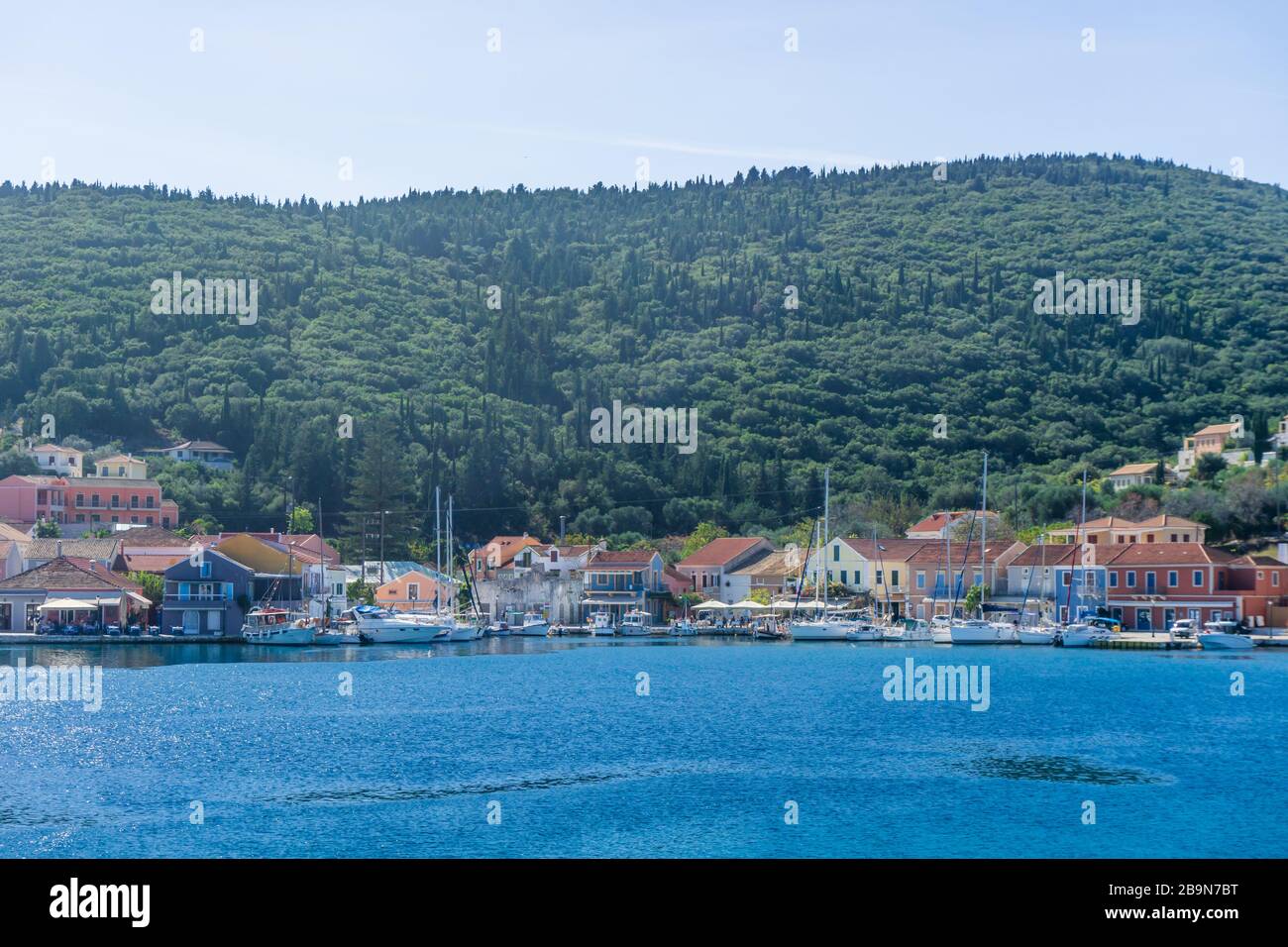 Belle baie de Fiscardo sur l'île Ionienne Kefalonia, Grèce en automne Banque D'Images