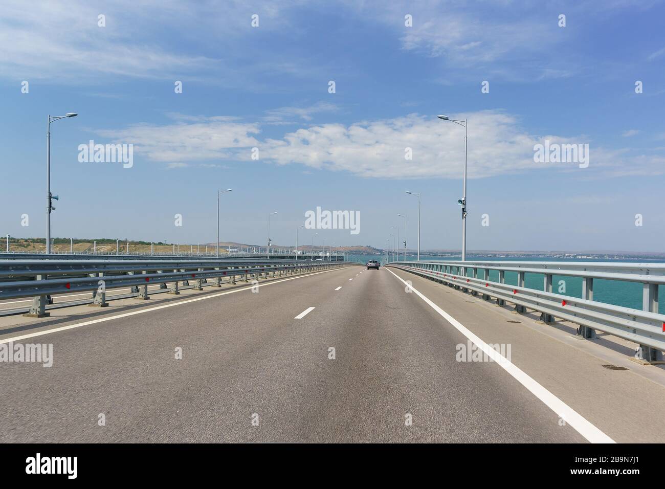 Pont de Crimée traversant le détroit de Kerch. Descente à partir de la hauteur de la portée de la voûte navigable. Avant Kerch. Journée d'été ensoleillée Banque D'Images