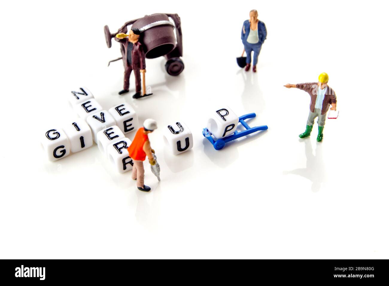 Ne Jamais Renoncer A La Citation Formee De Des Blancs Avec Des Lettres Noires Et Vert Petites Figurines Miniatures De Travailleurs Sur Fond Blanc Motivation Et De La Matiere Photo Stock
