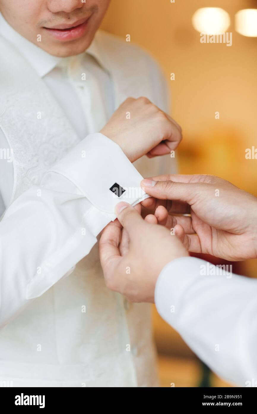 Détails. Préparations pour le mariage. Mariage matin groom. Grooms préparation du matin, beau groom se déguisant et se préparant pour le mariage Banque D'Images