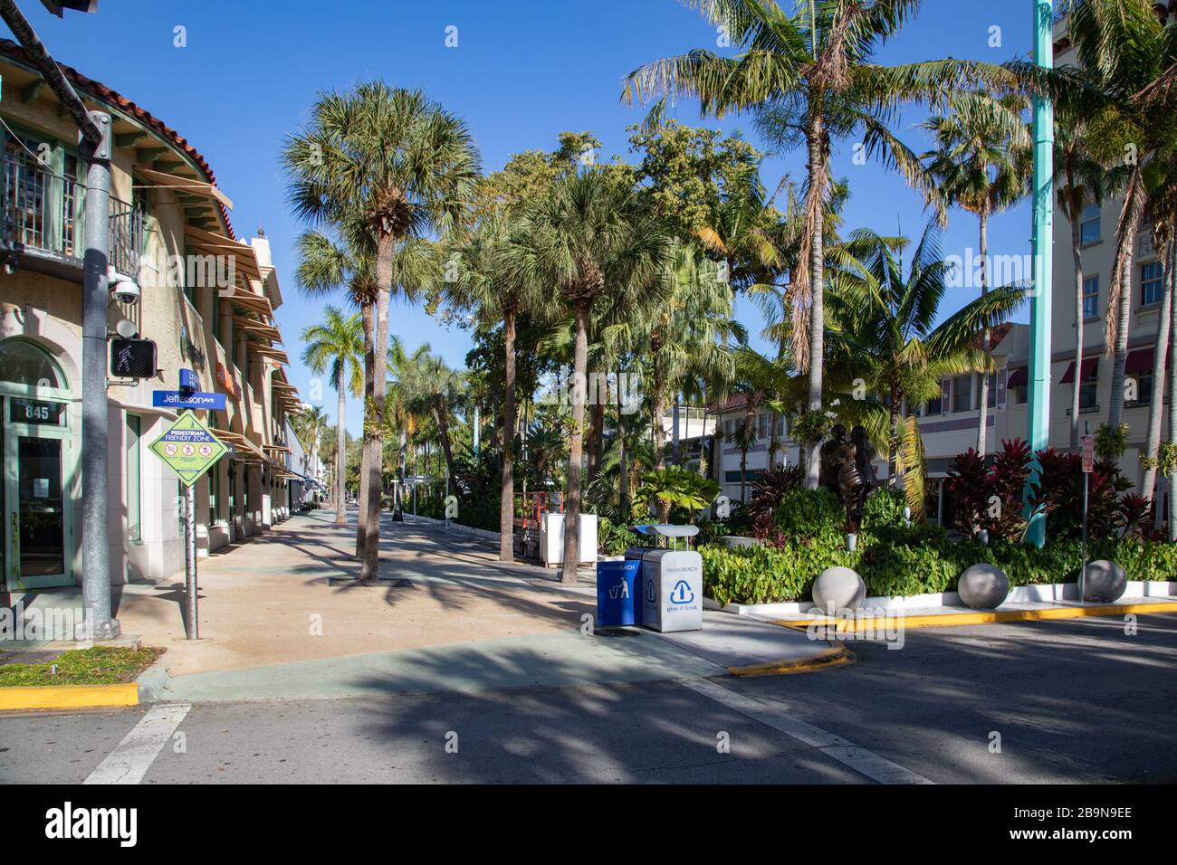 Miami Beach, États-Unis - 2020/03/23: Pratiquement vide Lincoln Road pendant la quarantaine en raison de l'outfrein de Coronavirus Banque D'Images