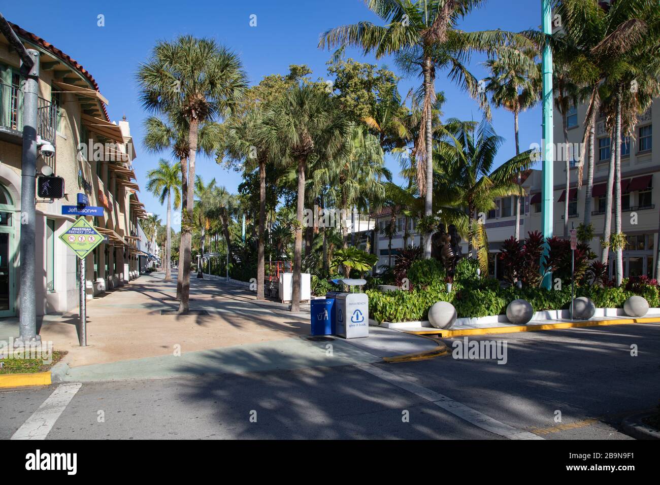 Miami Beach, États-Unis - 2020/03/23: Pratiquement vide Lincoln Road pendant la quarantaine en raison de l'outfrein de Coronavirus Banque D'Images