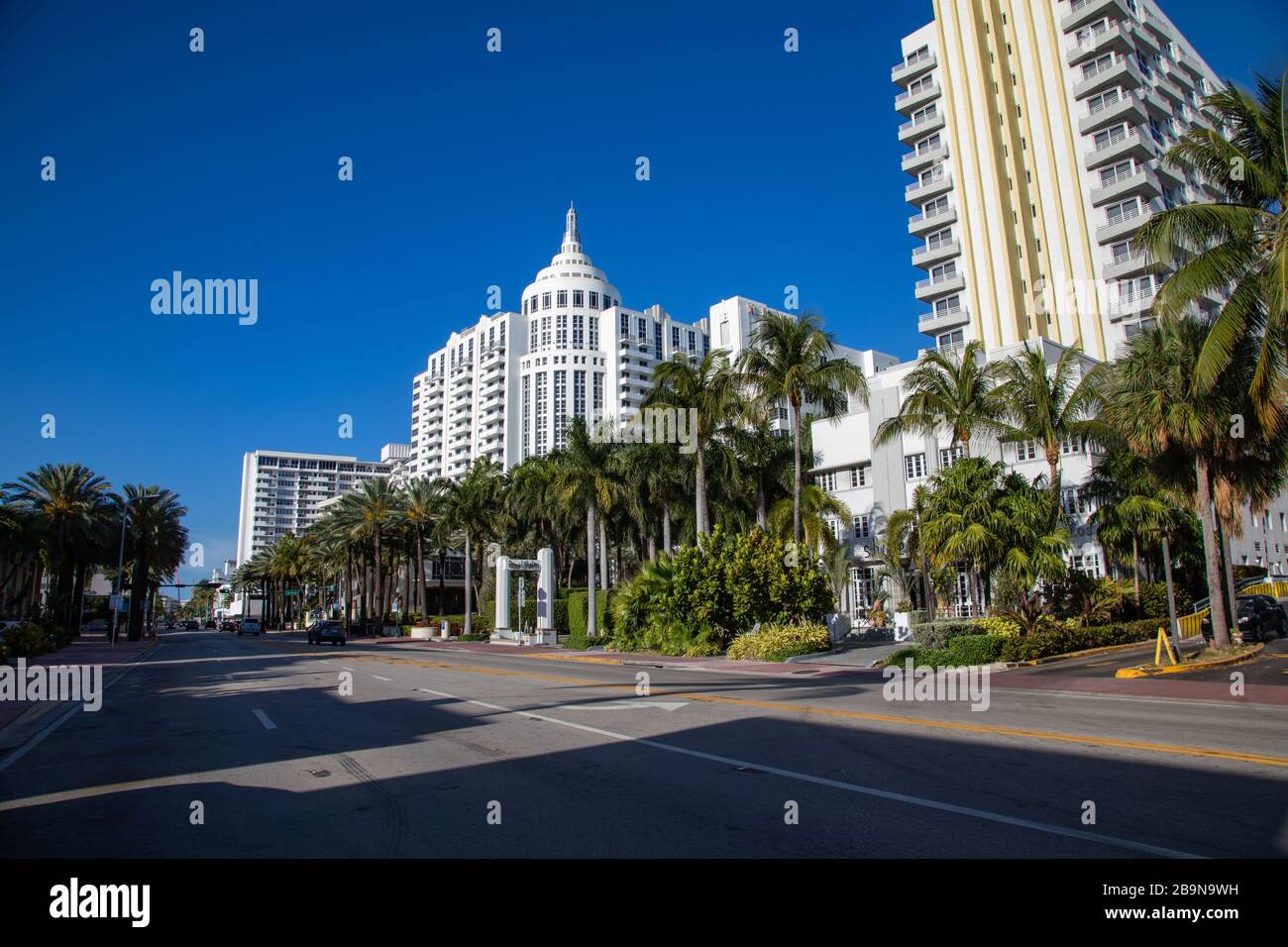 Miami Beach, États-Unis - 2020/03/23: Presque vide Collins Avenue pendant la quarantaine en raison de l'outfreke de Coronavirus Banque D'Images