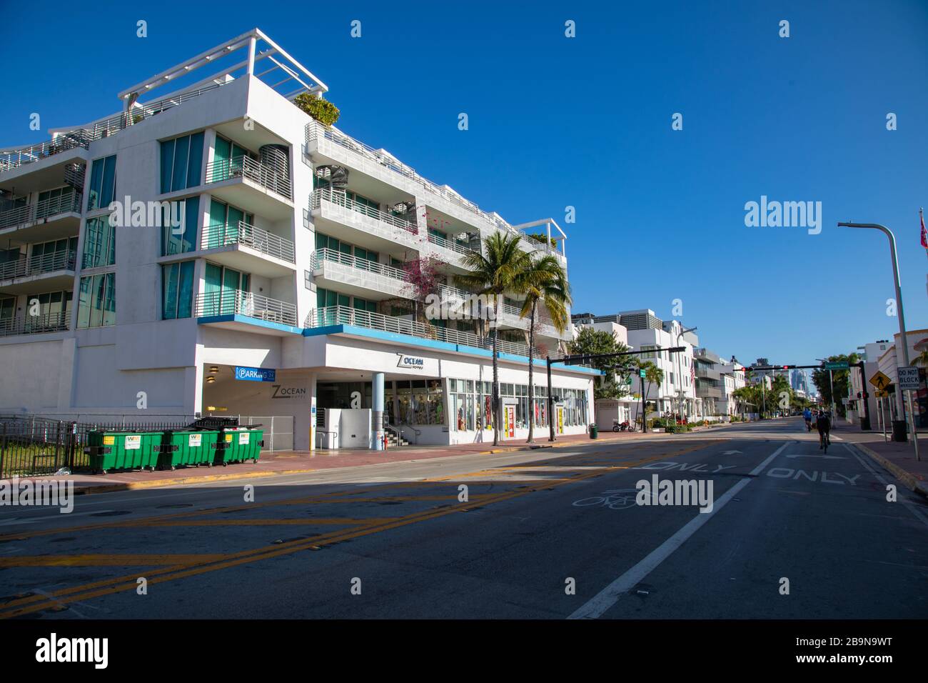 Miami Beach, États-Unis - 2020/03/23: Presque vide Collins Avenue pendant la quarantaine en raison de l'outfreke de Coronavirus Banque D'Images