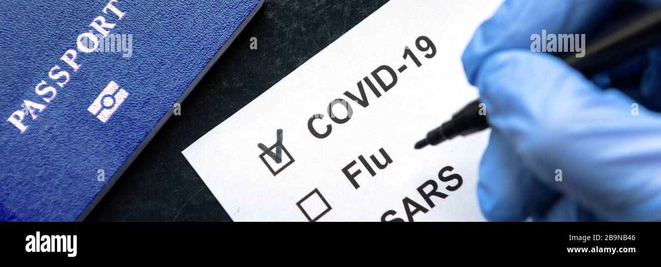 COVID-19 concept de pandémie de coronavirus et de voyage, contrôle des passeports aux frontières avec contrôle de la VID19. Formulaire de document avec case à cocher signaler le virus corona, quaran Banque D'Images