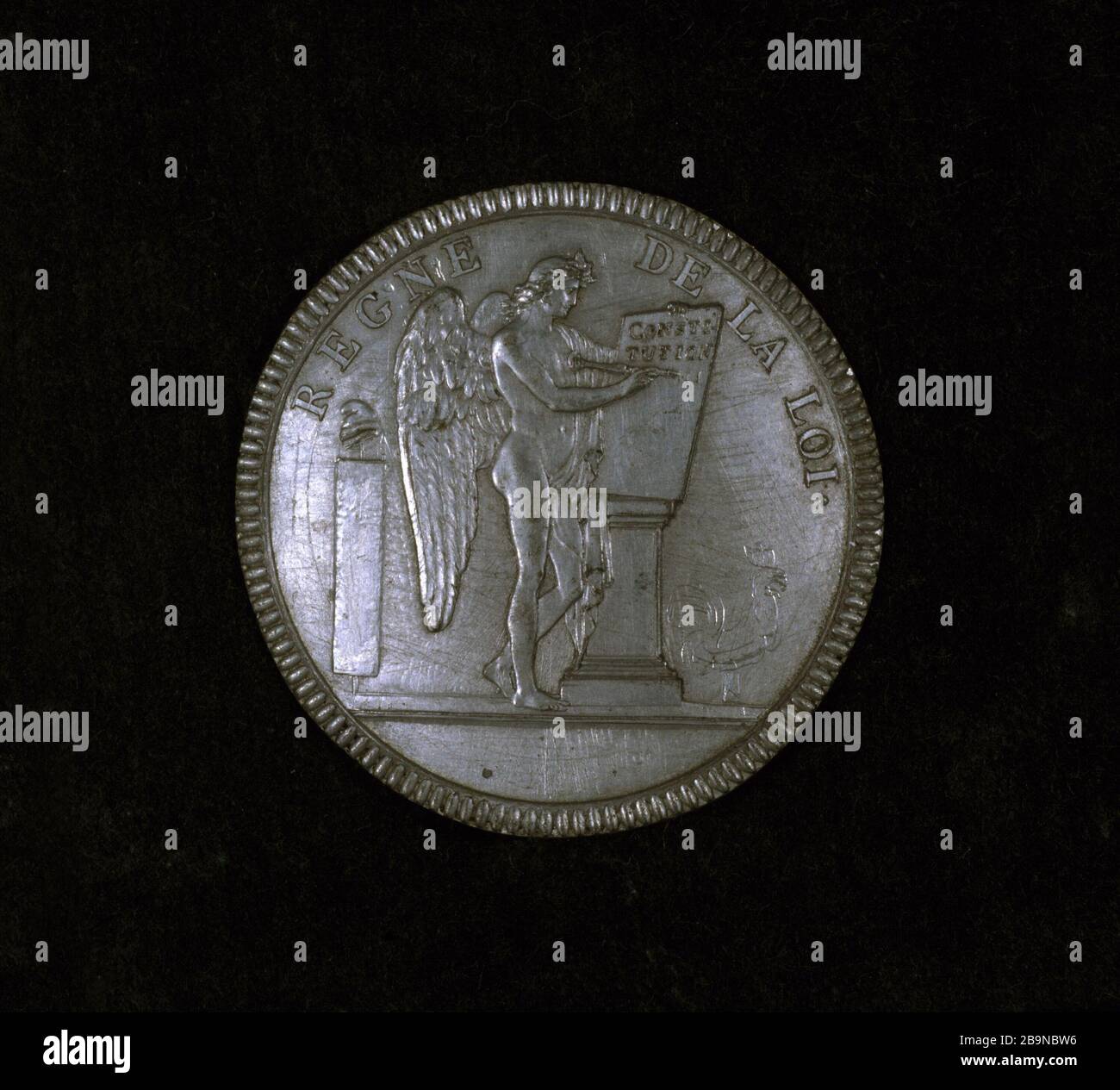 TEST D'UNIFACE POUR INVERSER L'ECU DE 6 LIVRES: LE GENIUS DE FRANCE QUI A FIXÉ LA CONSTITUTION, 1791 AUGUSTIN DUPRÉ (1748-1833). Epreuve uniface pour les foies de l'escu de 6 livres : le génie de la France gravant la Constitution. Colorant. 1791. Paris, musée Carnavalet. Banque D'Images