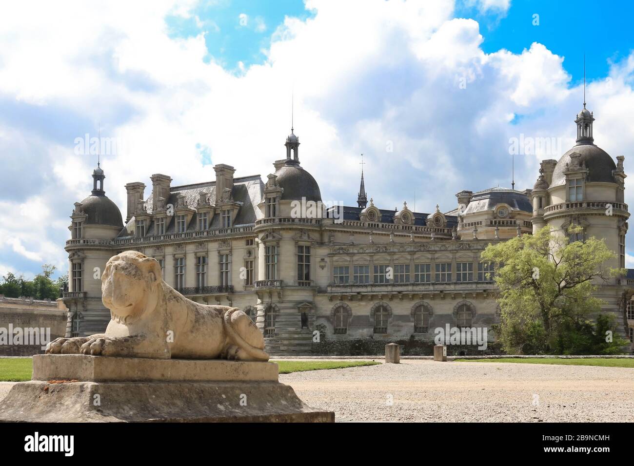 Vue extérieure du célèbre château de Chantilly, 1560 - un château historique situé dans la ville de Chantilly, Oise, Picardie . Banque D'Images