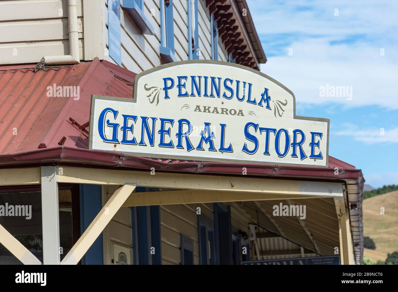 Panneau du magasin général de la péninsule d'Akaroa, rue Lavaud, Akaroa, péninsule Banks, région de Canterbury, Nouvelle-Zélande Banque D'Images