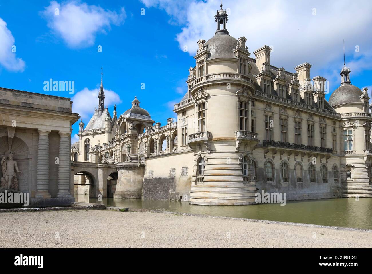 Vue extérieure du célèbre château de Chantilly, 1560 - un château historique situé dans la ville de Chantilly, Oise, Picardie . Banque D'Images