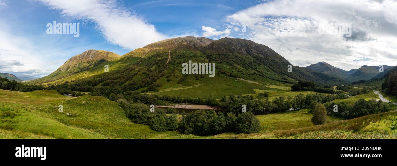 Belle vue le long de la route dans la vallée de Glen Nevis dans les hautes terres de l'Ecosse Banque D'Images