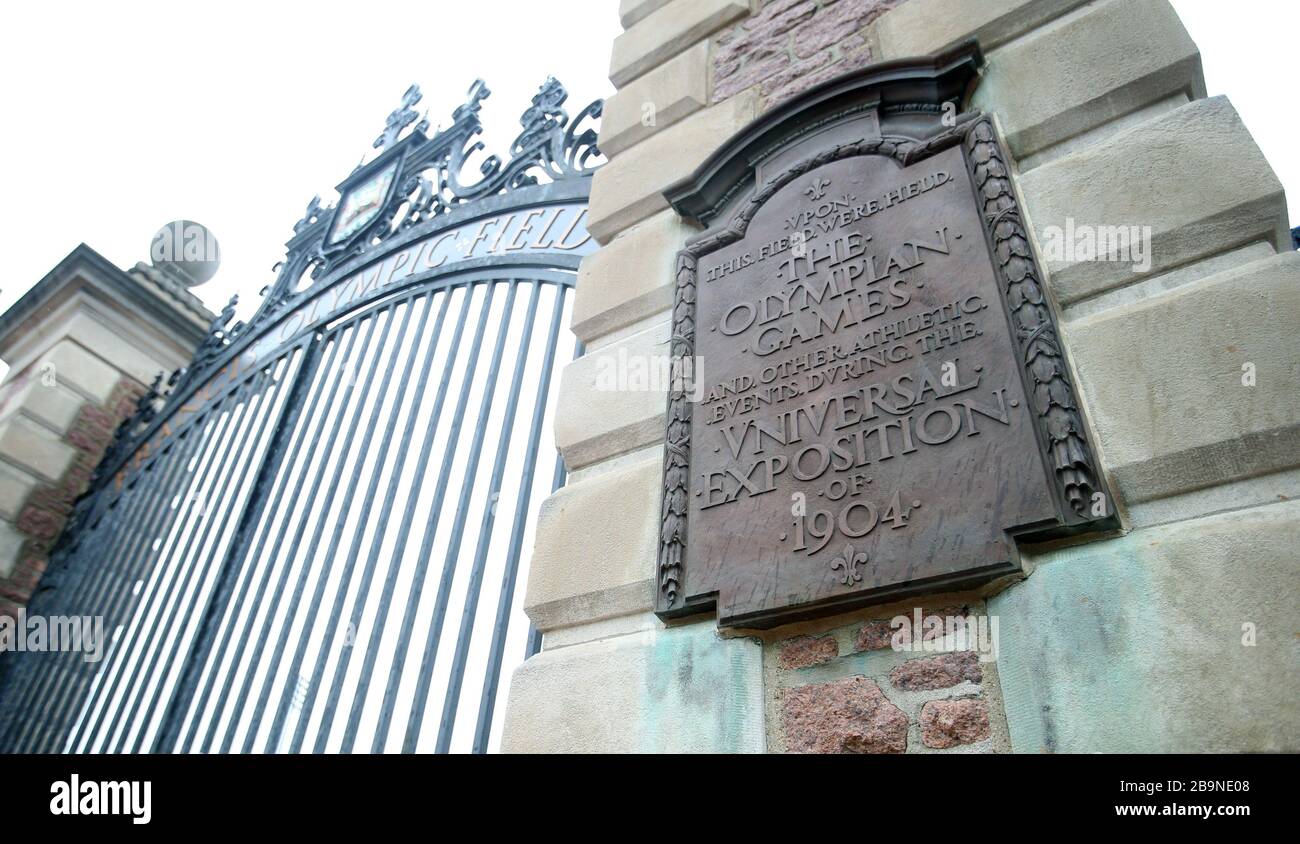 Une plaque aux portes du Francis Field de l'Université de Washington raconte tout cela comme la maison des Jeux olympiques d'été de 1904, à Clayton, Missouri, le 24 mars 2020. En raison des craintes de Corovirus, le président du Comité International Olympique Thomas Bach a accepté de reporter les Jeux Olympiques de Tokyo 2020 d'un an. La cérémonie d'ouverture avait été prévue pour le 24 juillet. La décision intervient moins de 48 heures après que le Comité International Olympique a déclaré qu'elle se donnait quatre semaines pour prendre une décision. Photo de Bill Greenblatt/UPI Banque D'Images