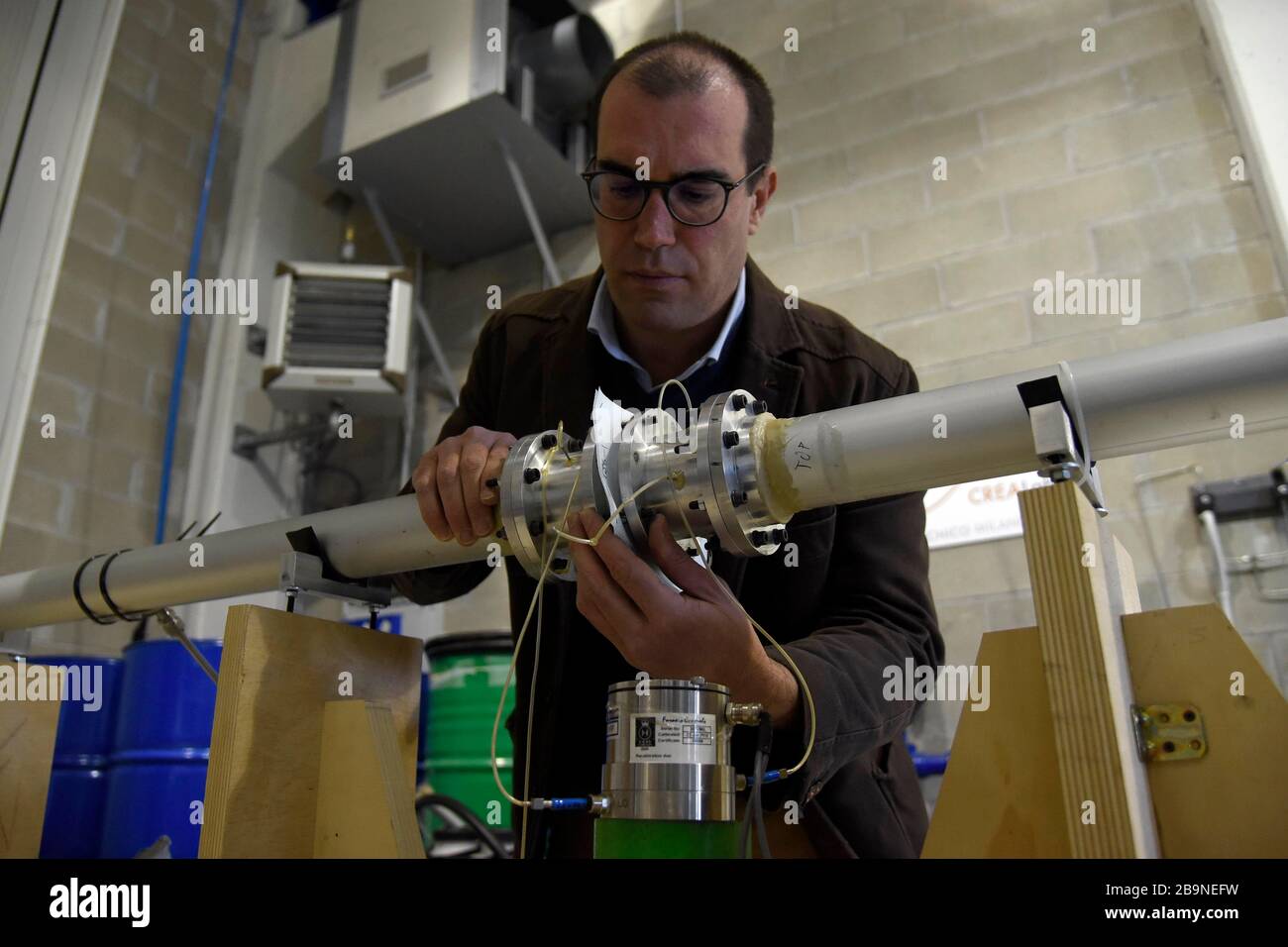 Milan, Italie. 24 mars 2020. Milan, CORONAVIRUS - au Politecnico, la pertinence des "masques" est testée et ensuite mise sur le marché. Sur la photo: Le professeur Alberto Guardone, au cours d'un test, le tissu est soumis à une quantité forte et humide d'air riche en azote pour vérifier le sceau et la transpiration crédit: Agence indépendante de photo / Alay Live News Banque D'Images