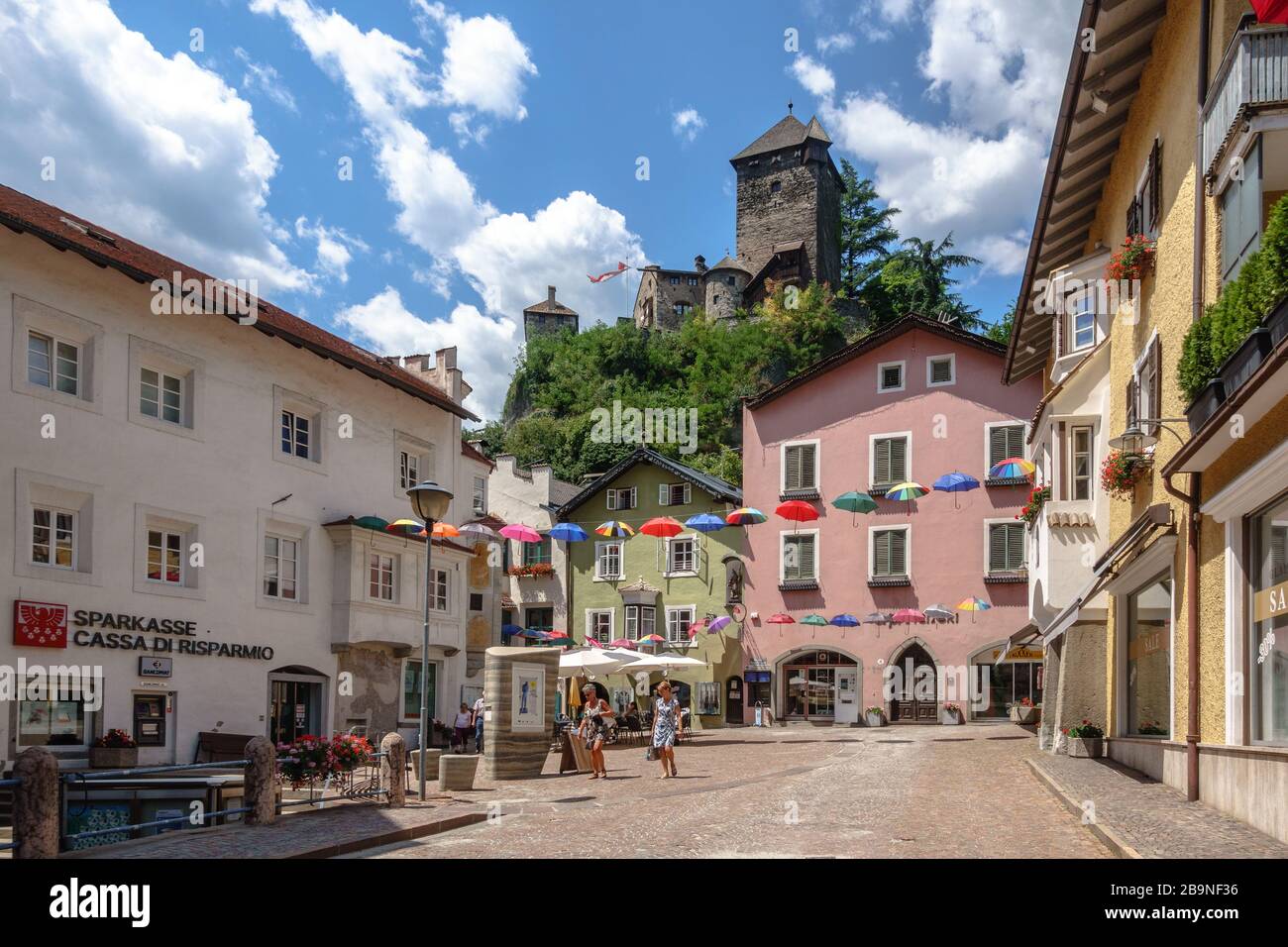 Burg Branzoll surplombant une place à Chiusa / Klausen dans le Tyrol du Sud, Italie Banque D'Images