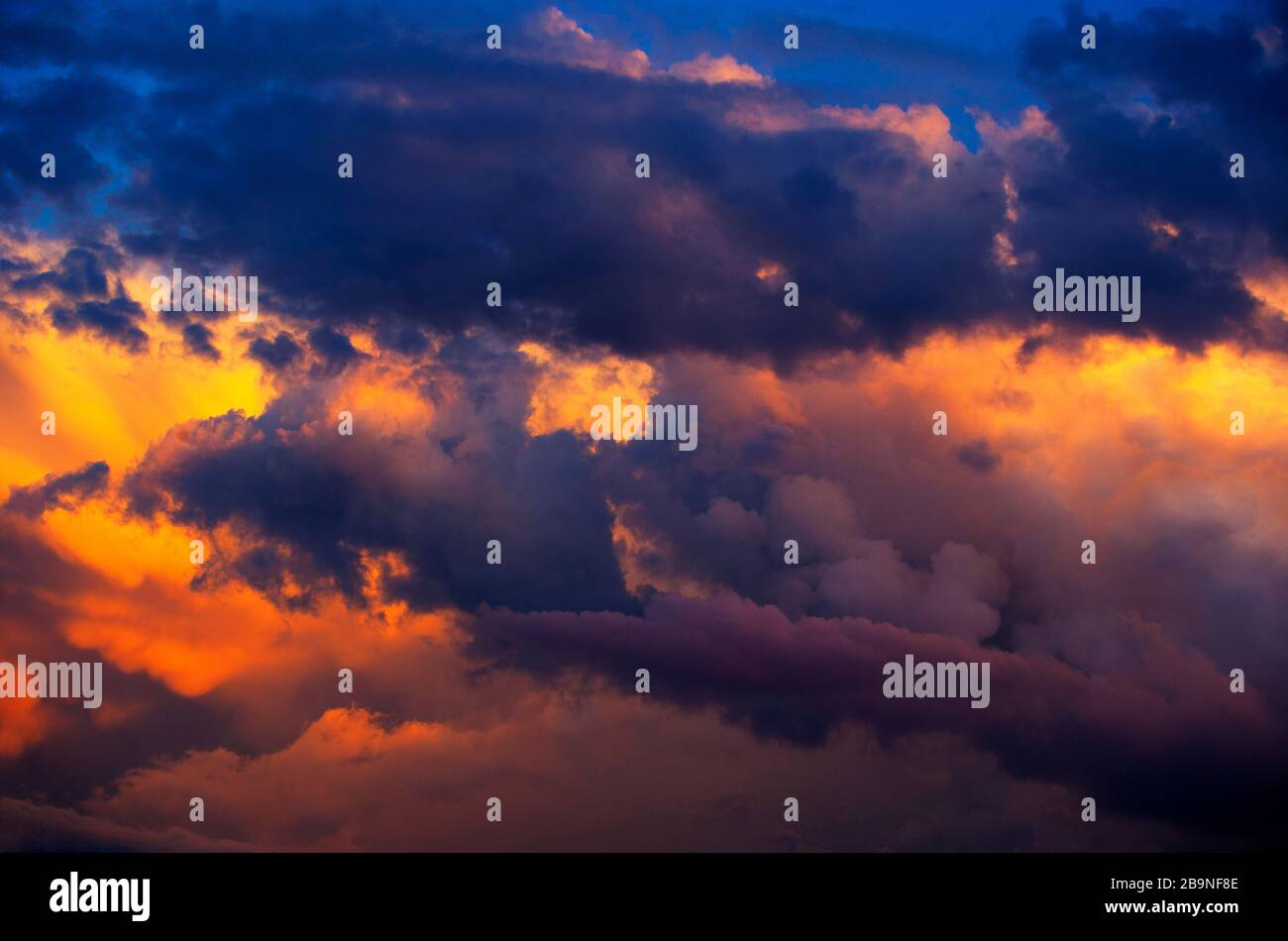Atmosphère de nuages dramatique, ciel rouge avec nuages, Mondsee, Salzkammergut, Haute-Autriche, Autriche Banque D'Images