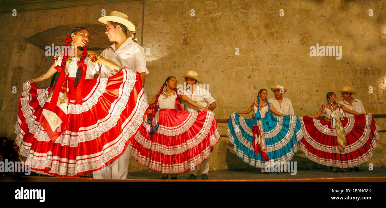 Des danseurs traditionnels se produisent à Oaxaca au Mexique Banque D'Images
