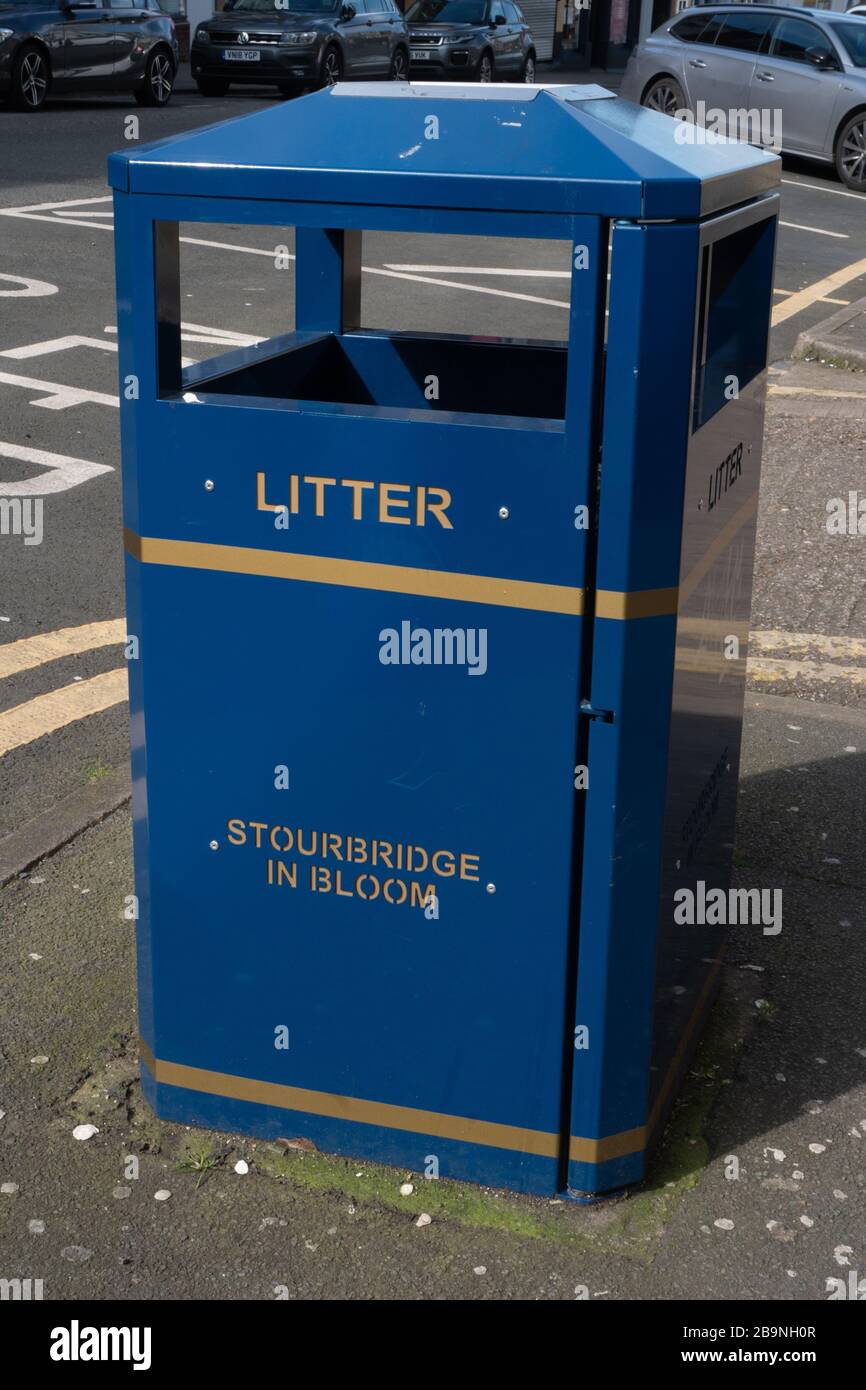 Poubelle à litière publique bleue, Stourbridge. West Midlands. Banque D'Images