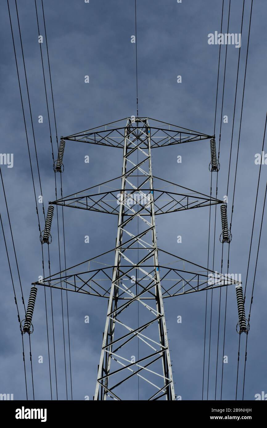 Lignes électriques contre un ciel bleu. West Midlands. ROYAUME-UNI Banque D'Images