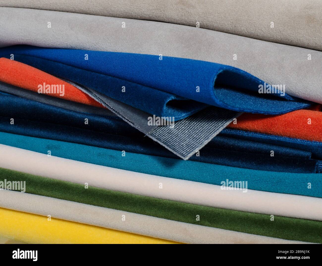 Collection de velours lumineux colorés échantillons de textiles. Fond texture tissu Banque D'Images
