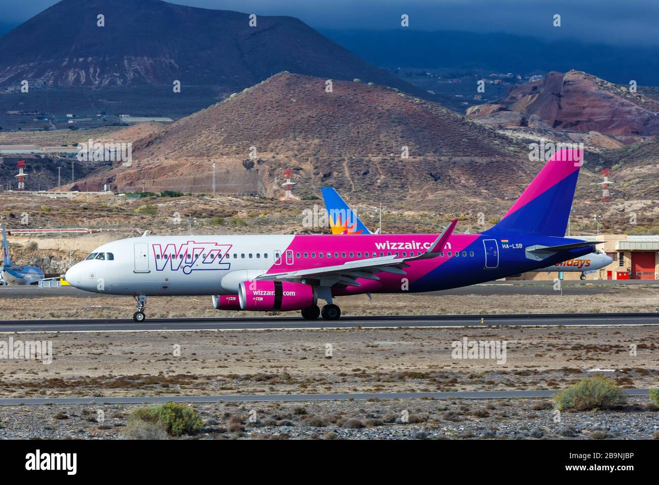 Tenerife, Espagne – 23 novembre 2019 : avion Wizzair Airbus A320 à l'aéroport de Tenerife Sud (TFS) en Espagne. Airbus est un constructeur européen d'avions Banque D'Images