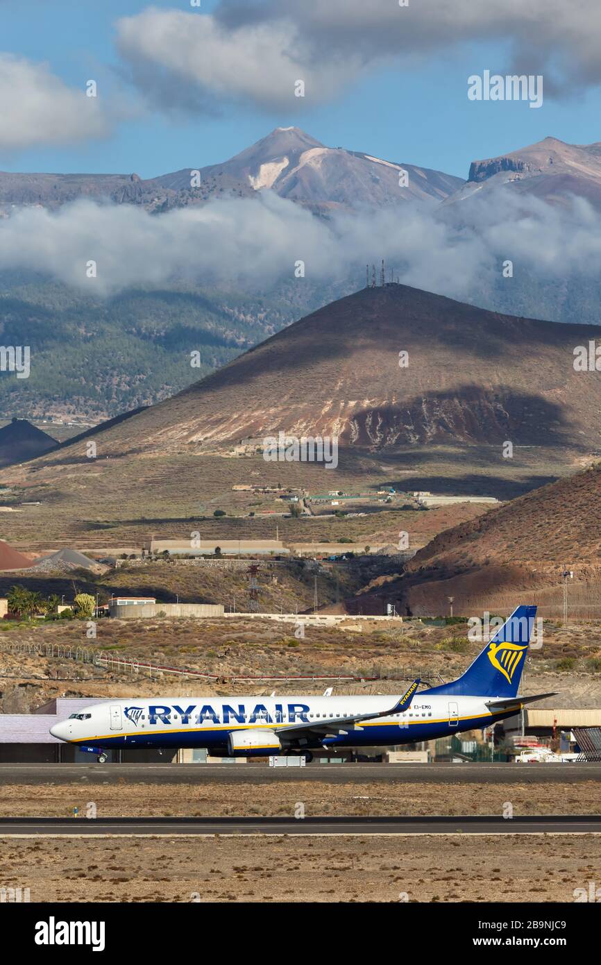 Tenerife, Espagne – 23 novembre 2019: Ryanair Boeing 737-800 avion à l'aéroport de Tenerife Sud (TFS) en Espagne. Boeing est une manufacture d'avions américaine Banque D'Images