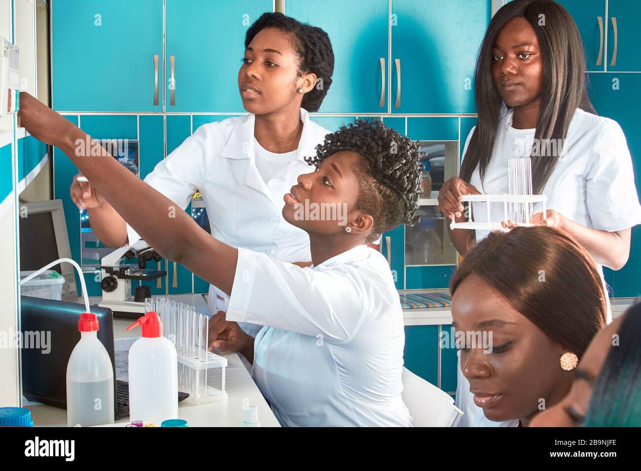 Groupe d'étudiants en médecine africaine ou de jeunes diplômés en recherche ou en laboratoire de tests médicaux effectuant divers tests sur des échantillons. PCR nucléique Banque D'Images