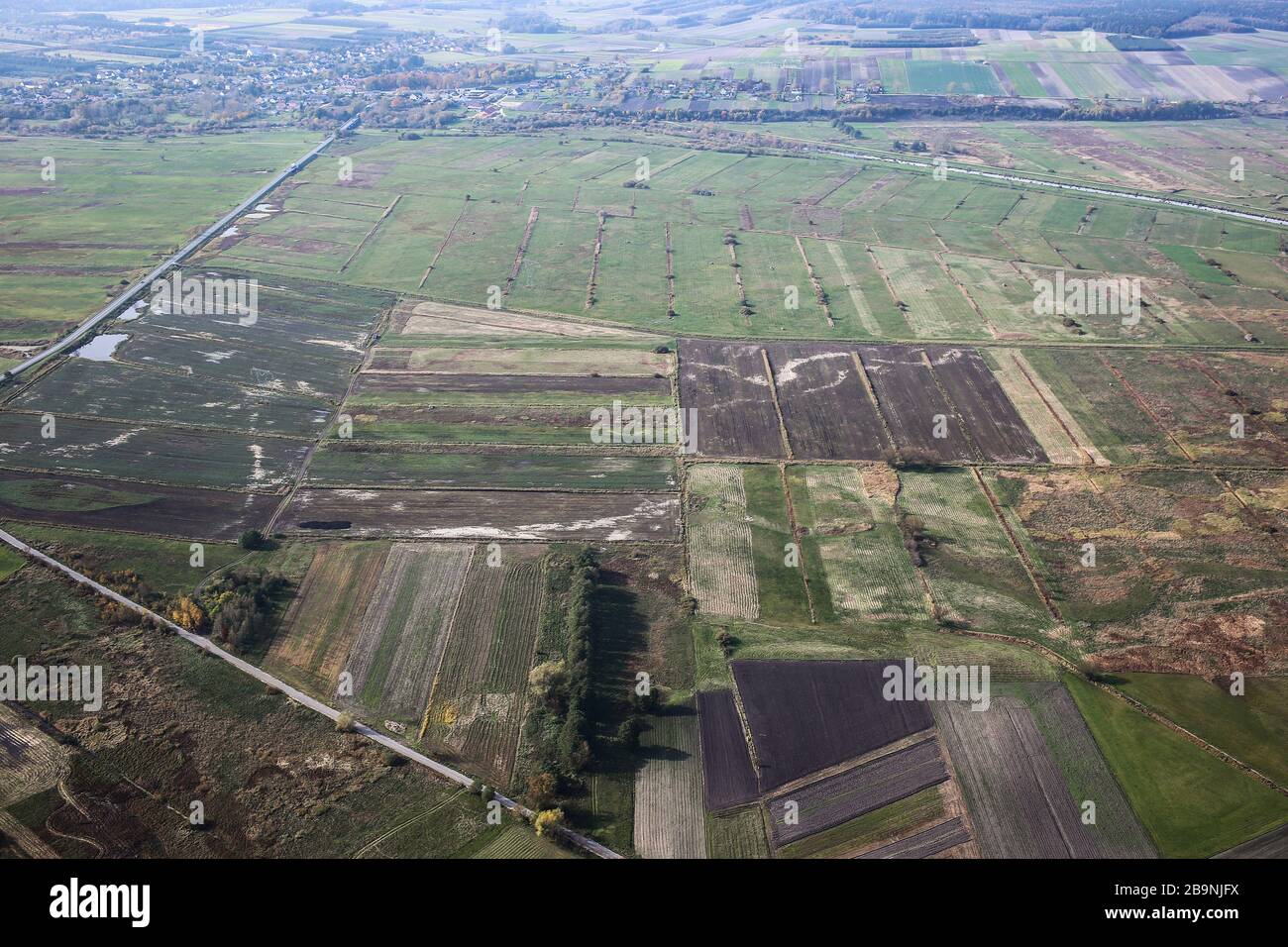 Vues aériennes de la vallée de Nida. Prés, marécages et zones humides visibles sur la photo. La rivière située en Pologne a beaucoup de méandres. Banque D'Images