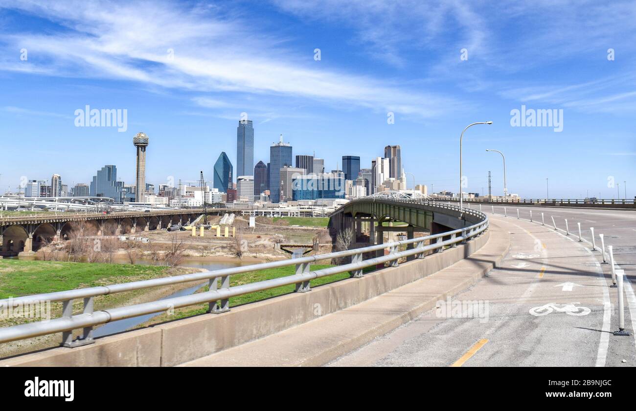 Chemin de vélo vide et autoroute menant au centre-ville de Dallas, Texas, États-Unis Banque D'Images