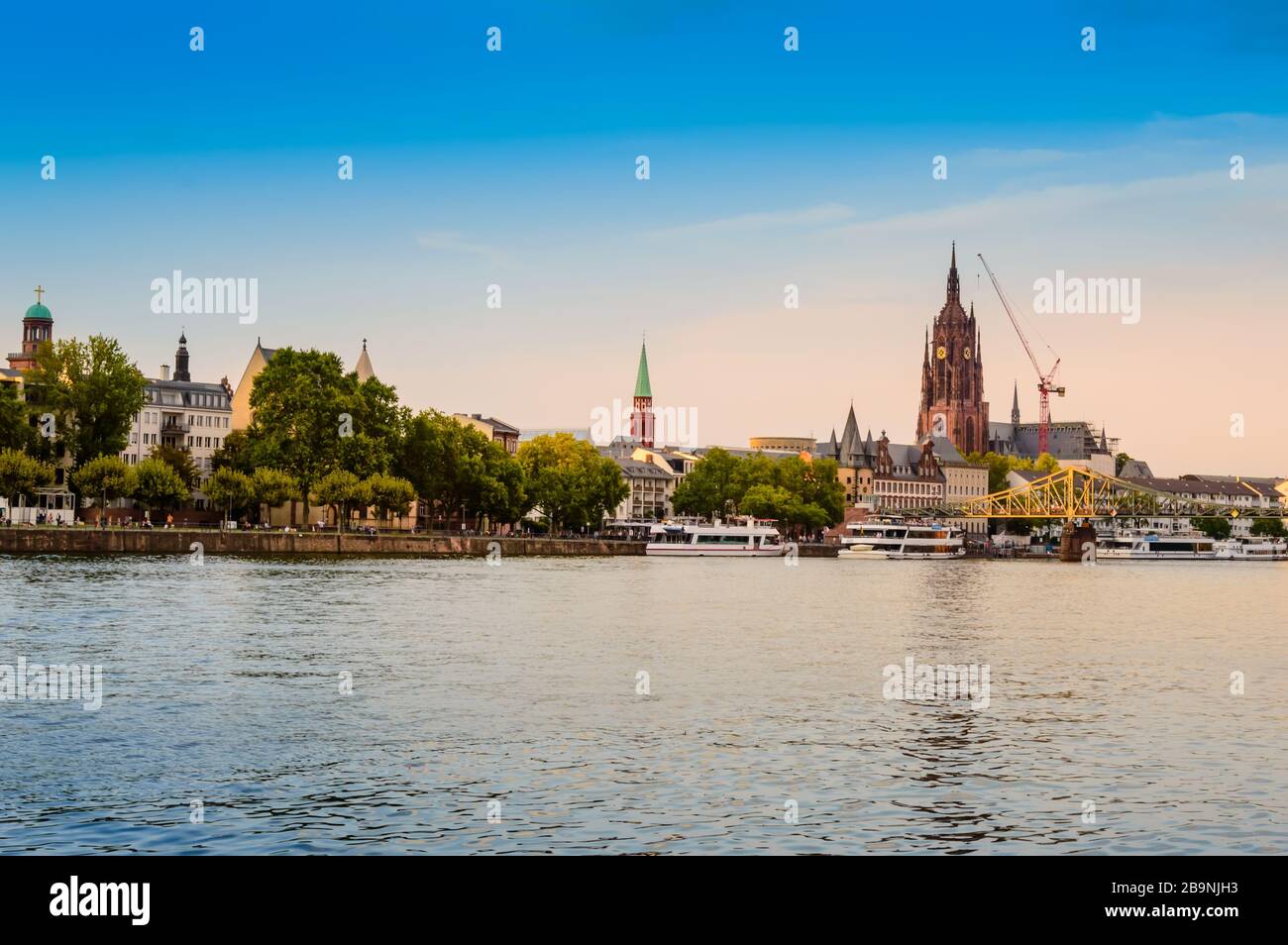 Vieille ville historique de Francfort-sur-le-Main, Allemagne. Front de mer avec cathédrale gothique de Saint Bartholomew, promenade, bateaux touristiques et Eiserner Steg i Banque D'Images