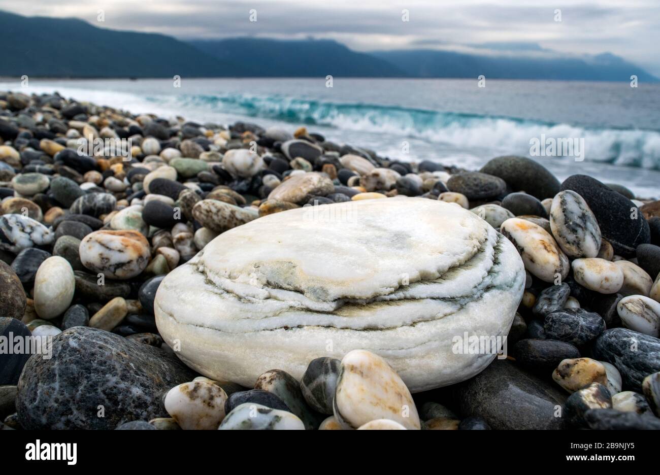 Scène paisible des Rocheuses : gros plan de la roche blanche sur Hualien Beach au coucher du soleil - Hualien County, Taiwan Banque D'Images
