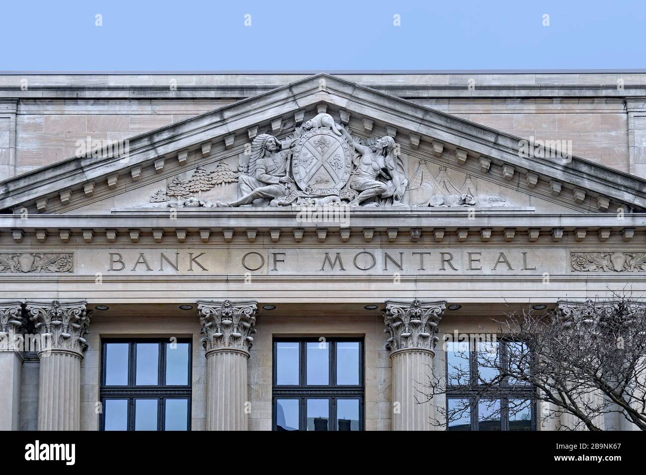 Pardessus en pierre des armes de la Banque de Montréal dans un bâtiment de style classique traditionnel Banque D'Images