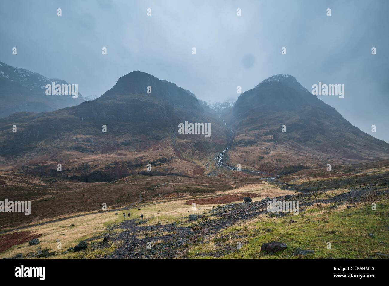 Des sommets enneigés des montagnes des trois Sœurs le jour des pluies dans les Highlands écossais Banque D'Images