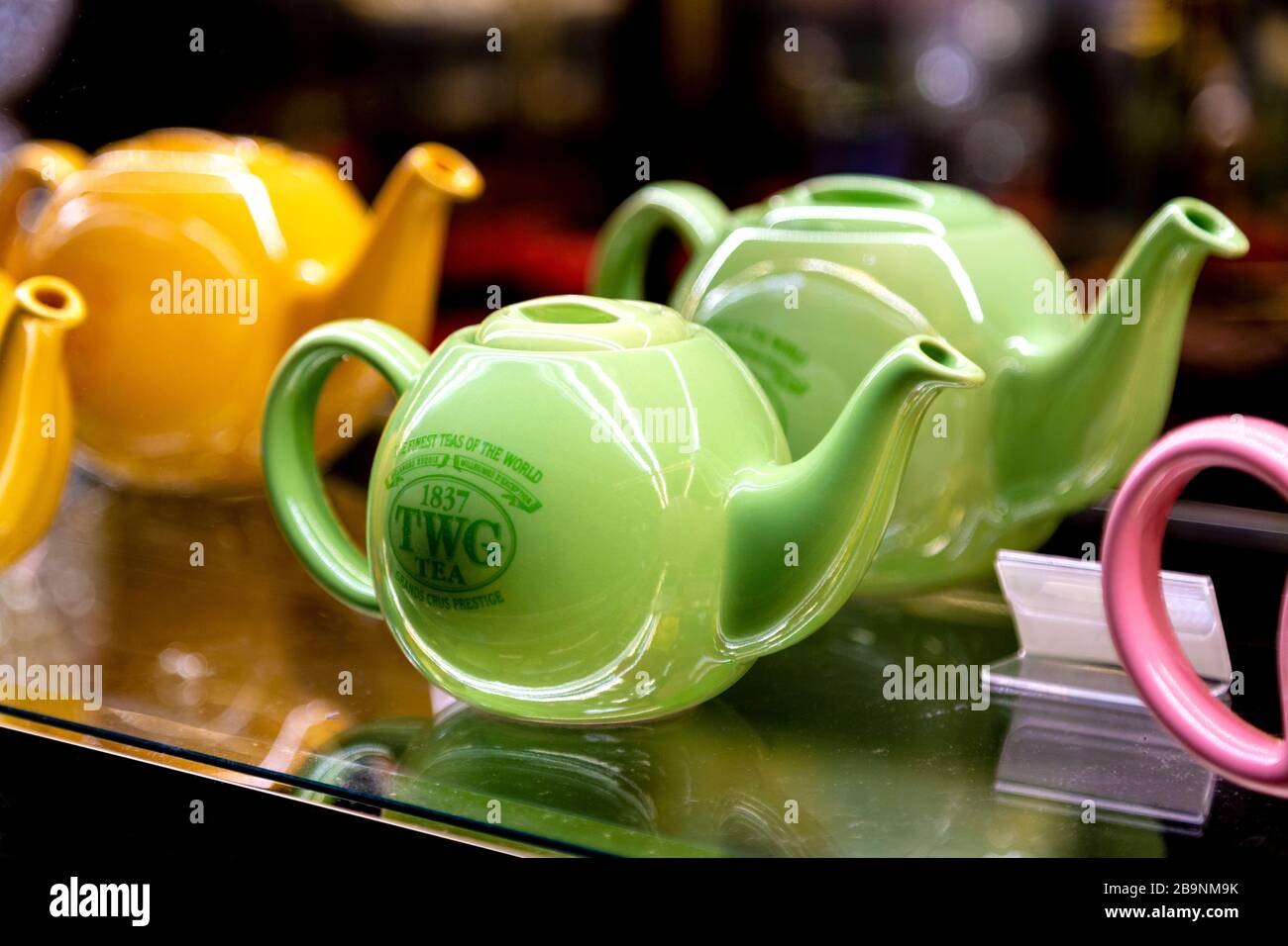 Théières pastel dans la fenêtre d'affichage de TWG Tea Shop et Teahouse à Leicester Square, Londres, Royaume-Uni Banque D'Images