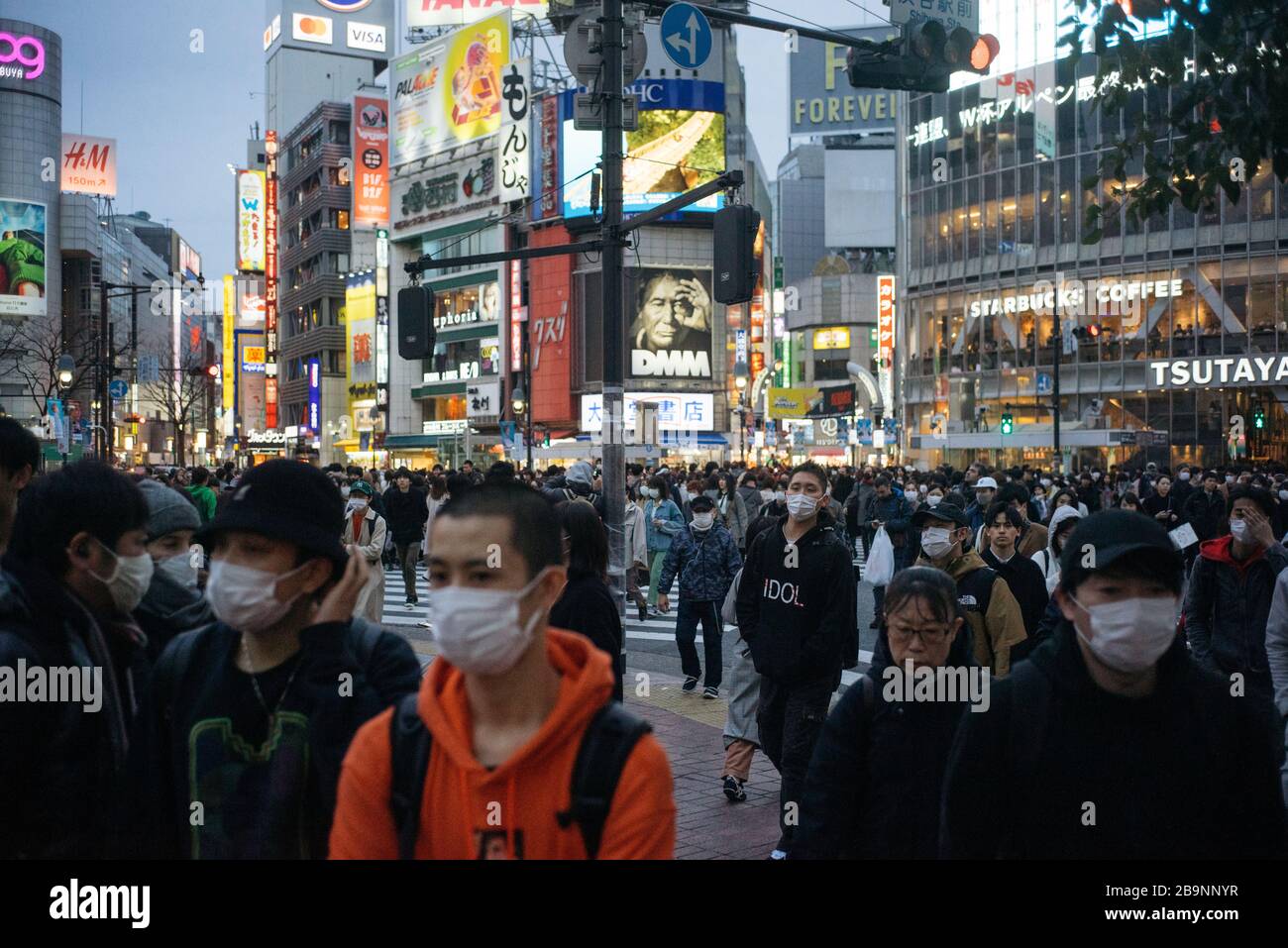 Les gens marchant par la station Shibuya, portant des masques de visage comme mesure préventive, pendant la pandémie du virus corona.depuis l'épidémie de Covid-19, le Japon est l'un des rares pays qui a réussi à contrôler la pandémie du nouveau virus. Les spécialistes disent qu'une distance sociale culturelle, l'utilisation abondante de masques pour contenir la transmission, ainsi qu'un système de santé universel et efficace, sont quelques-unes des mesures qui ont permis au Japon d'éviter un blocage complet du pays. Banque D'Images