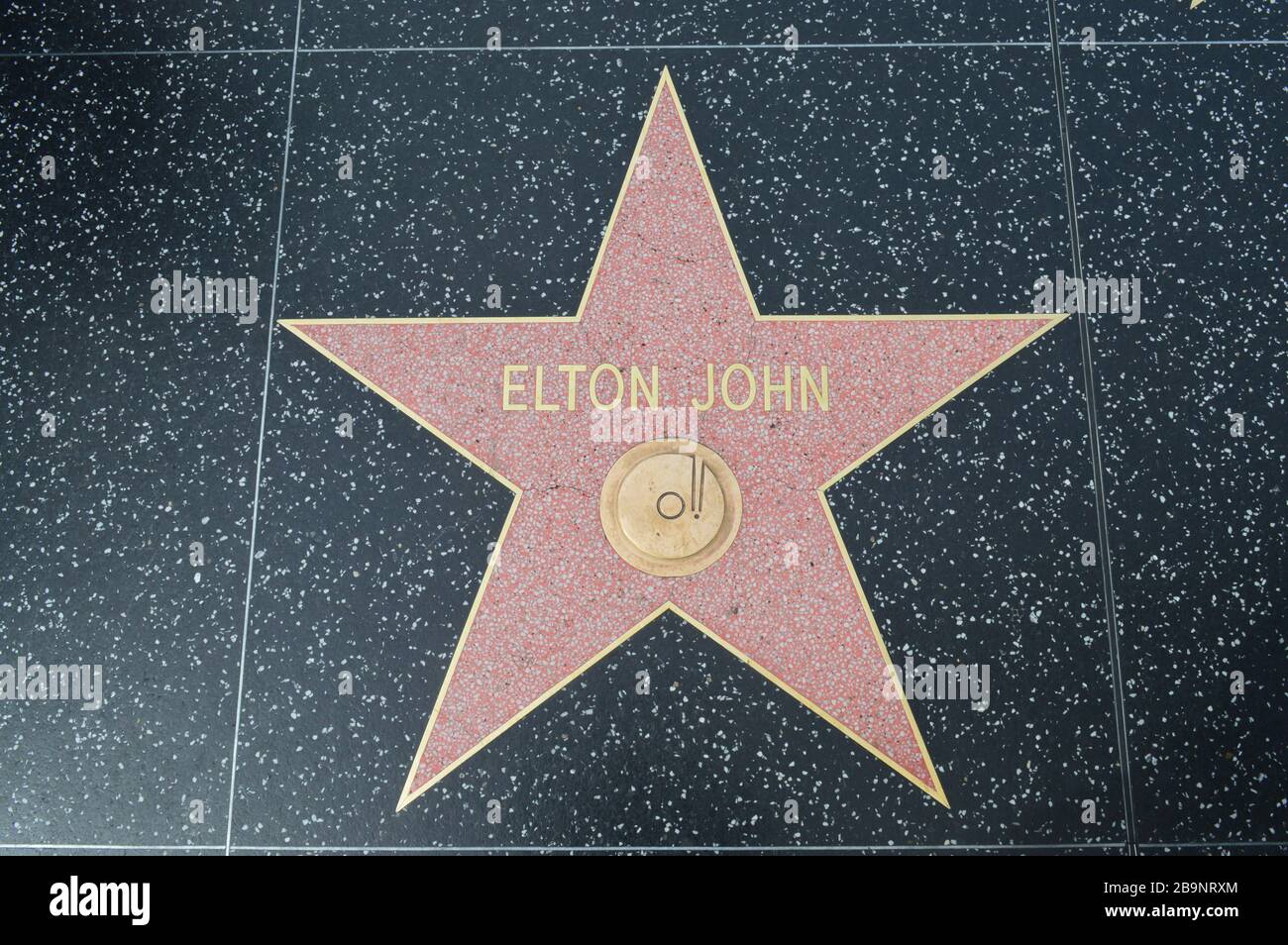 Le Hollywood Walk of Fame comprend plus de 2 600 terrazzo à cinq points et des étoiles en laiton incrustées dans les trottoirs du Hollywood Boulevard. Banque D'Images