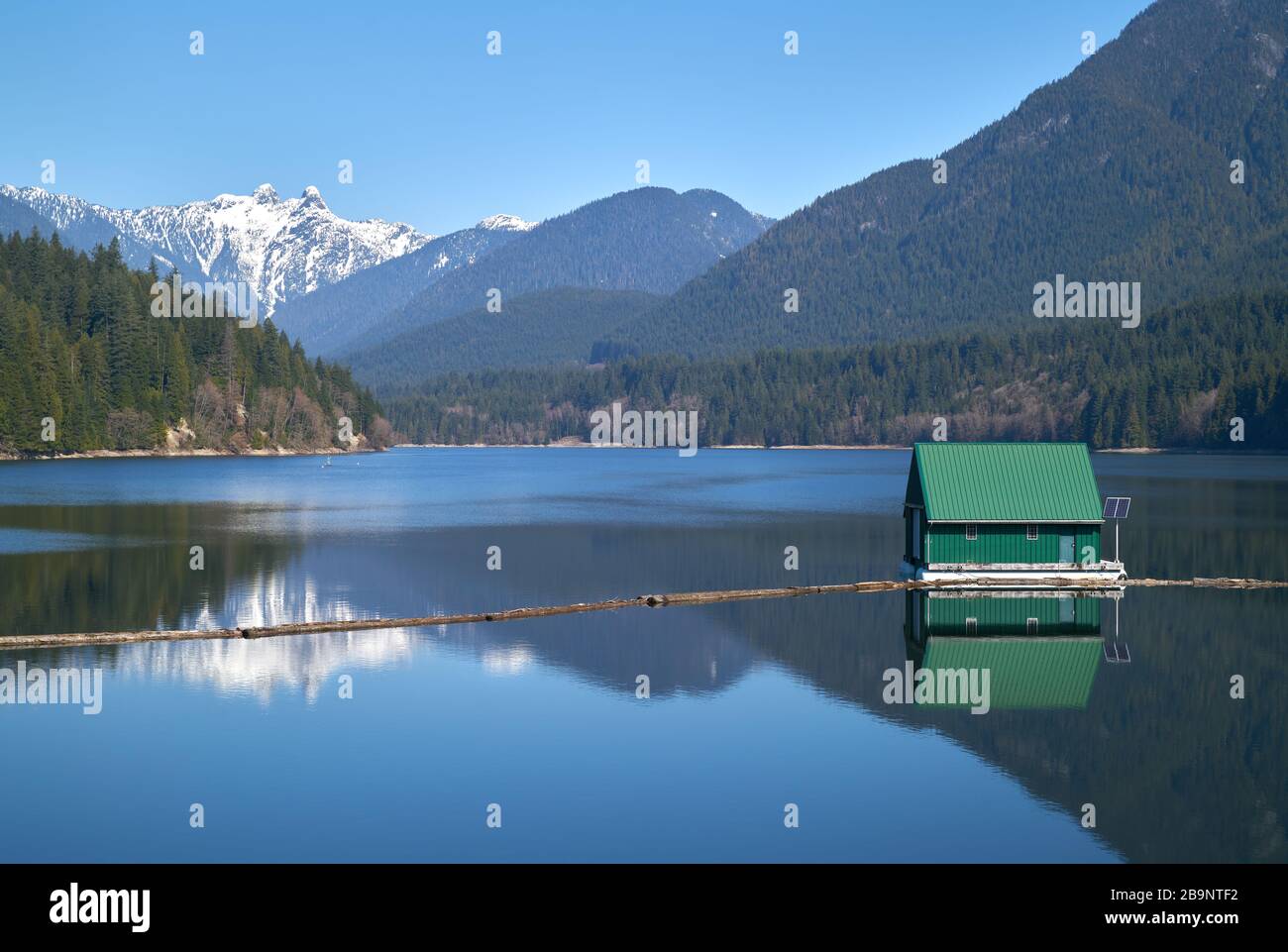 Réservoir du lac Capilano North Vancouver. Vue sur les montagnes Lions au-dessus du réservoir du lac Capilano dans le parc régional de la rivière Capilano, à North Vanco Banque D'Images