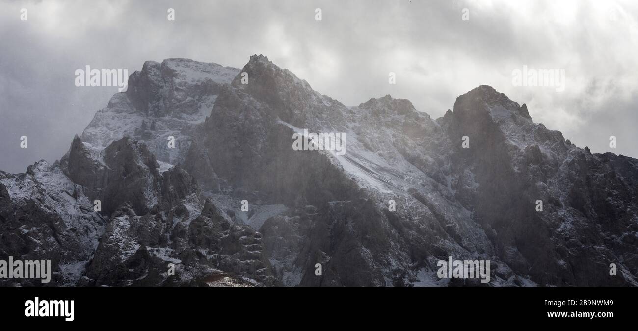 Snowfal au-dessus des montagnes autour de Köl-Suu (Kirghizstan: Көлсуу), un lac alpin dans le district d'at-Bashi de la province de Naryn, dans le sud-est du Kirghizstan. Il est l Banque D'Images