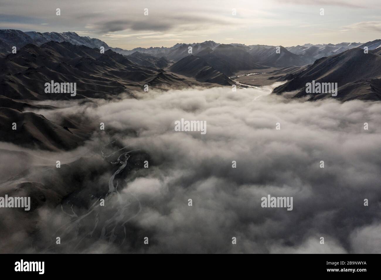 Paysage aérien à proximité de la vallée de Kurmduk et du lac de Kol Suu, près de la vallée d'Ak-Sai, montrant la rivière Kurumduk Banque D'Images