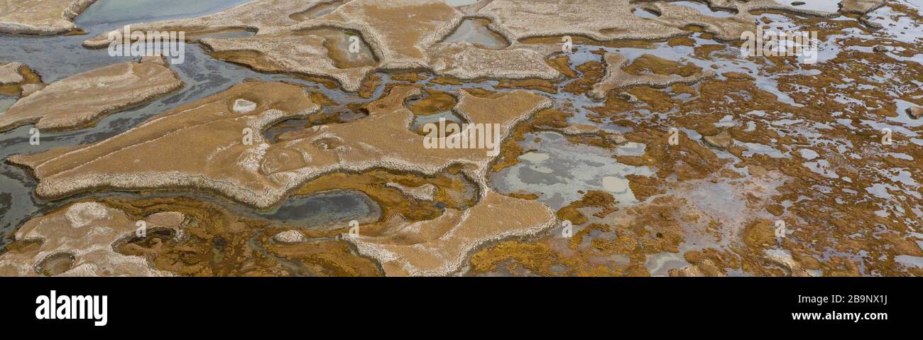 Schémas aériens abstraits des zones humides près du lac Chatyr-Kul au Kirghizstan. La Convention de Ramsar sur les zones humides d'importance internationale, en particulier A Banque D'Images