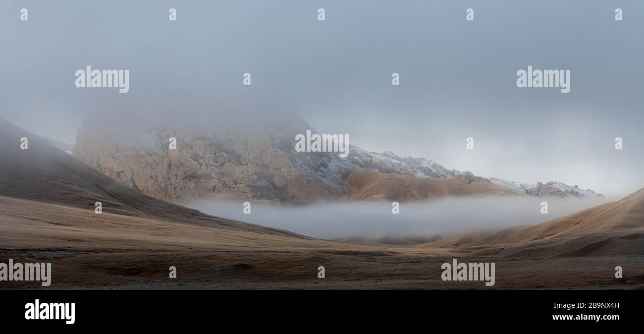 Paysages du matin dans la vallée de l'Ak-Sai en direction du lac Kol Suu au Kirghizstan Banque D'Images