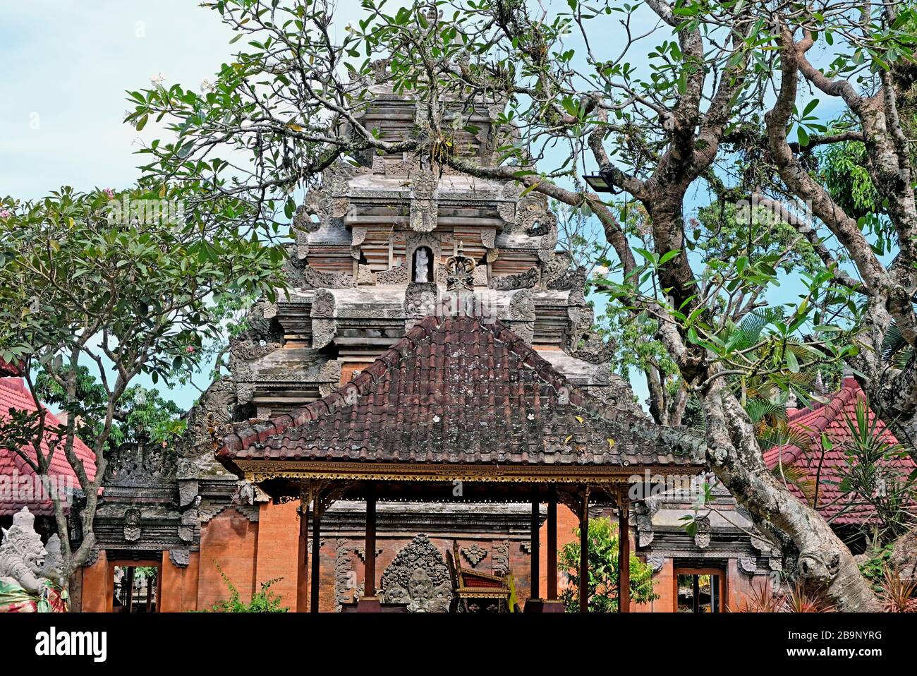 Détails architecturaux du temple Pura Taman Saraswati. C'est un beau temple de l'eau dans le centre d'Ubud. Son beau foyer dispose d'étangs remplis de wi Banque D'Images