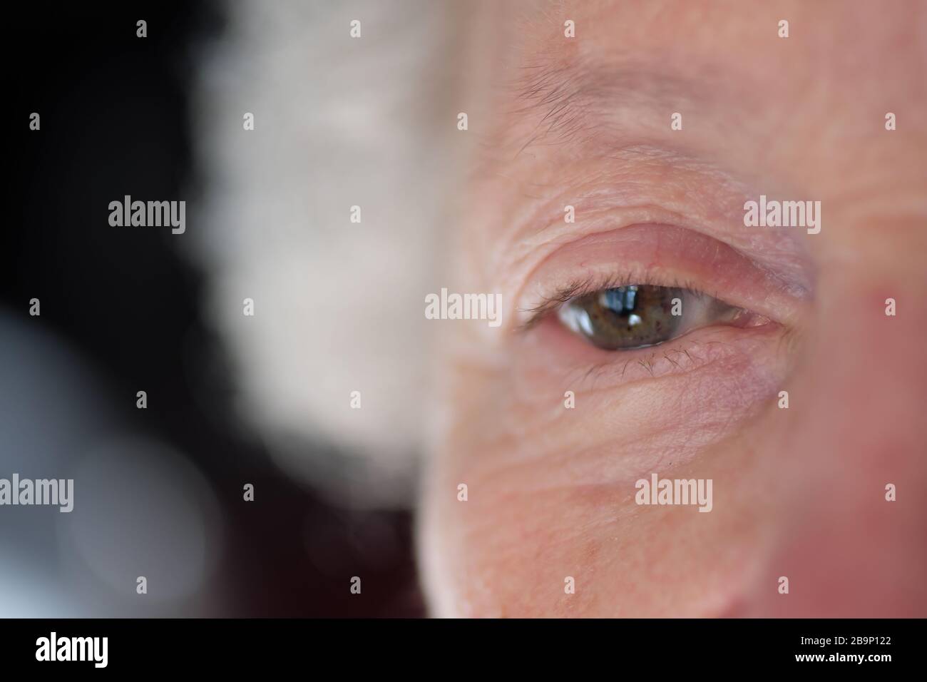 Gros plan sur l'œil d'une femme âgée Banque D'Images