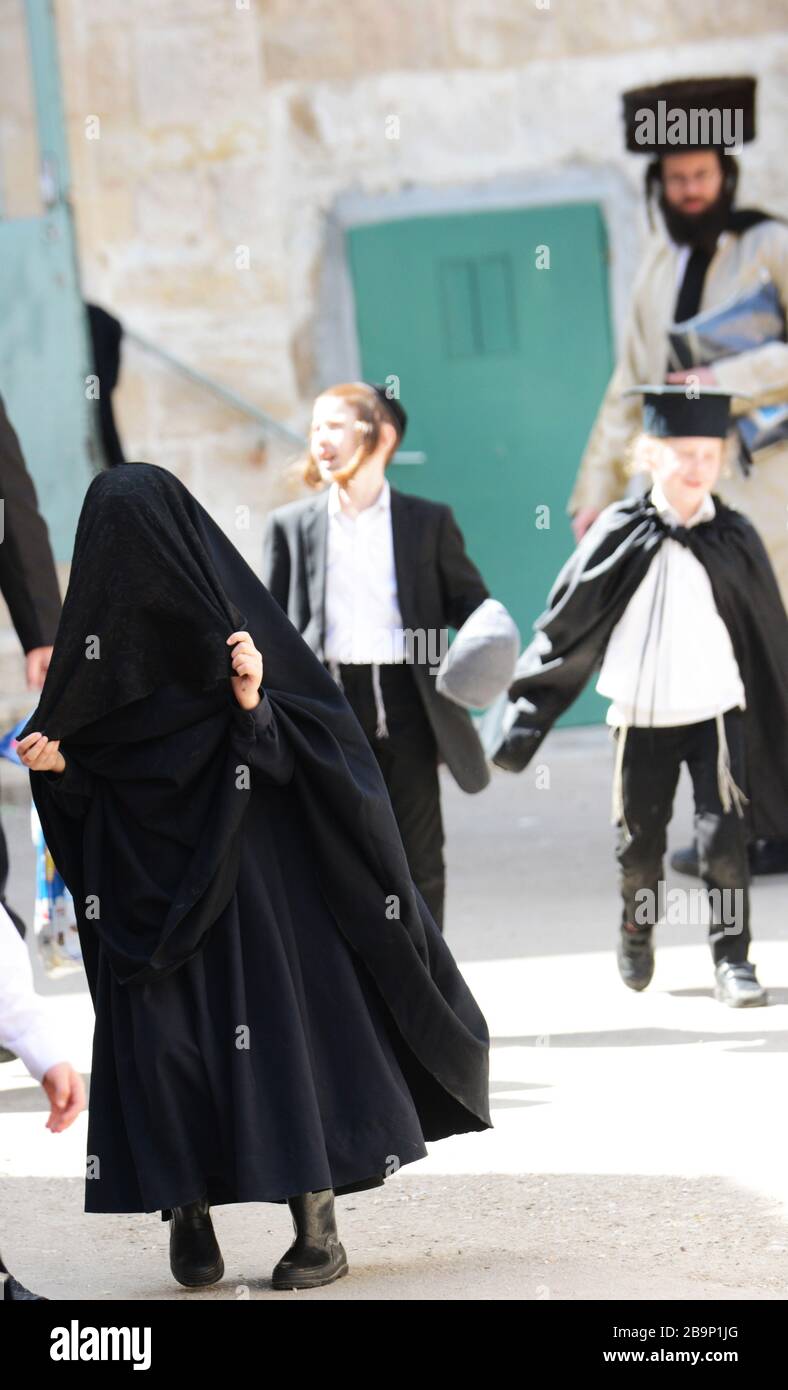 Une Femme Juive Ultra Orthodoxe Qui Appartient A Une Secte Extreme Surnommee Les Talibans Juifs Marche Avec Son Visage Et Son Corps Completement Couverts Photo Stock Alamy