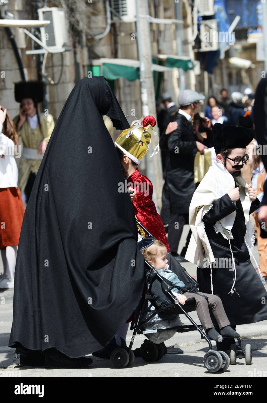Une femme juive ultra-orthodoxe qui appartient à une secte extrême surnommée « les Talibans juifs » marche avec son visage et son corps complètement couverts. Banque D'Images