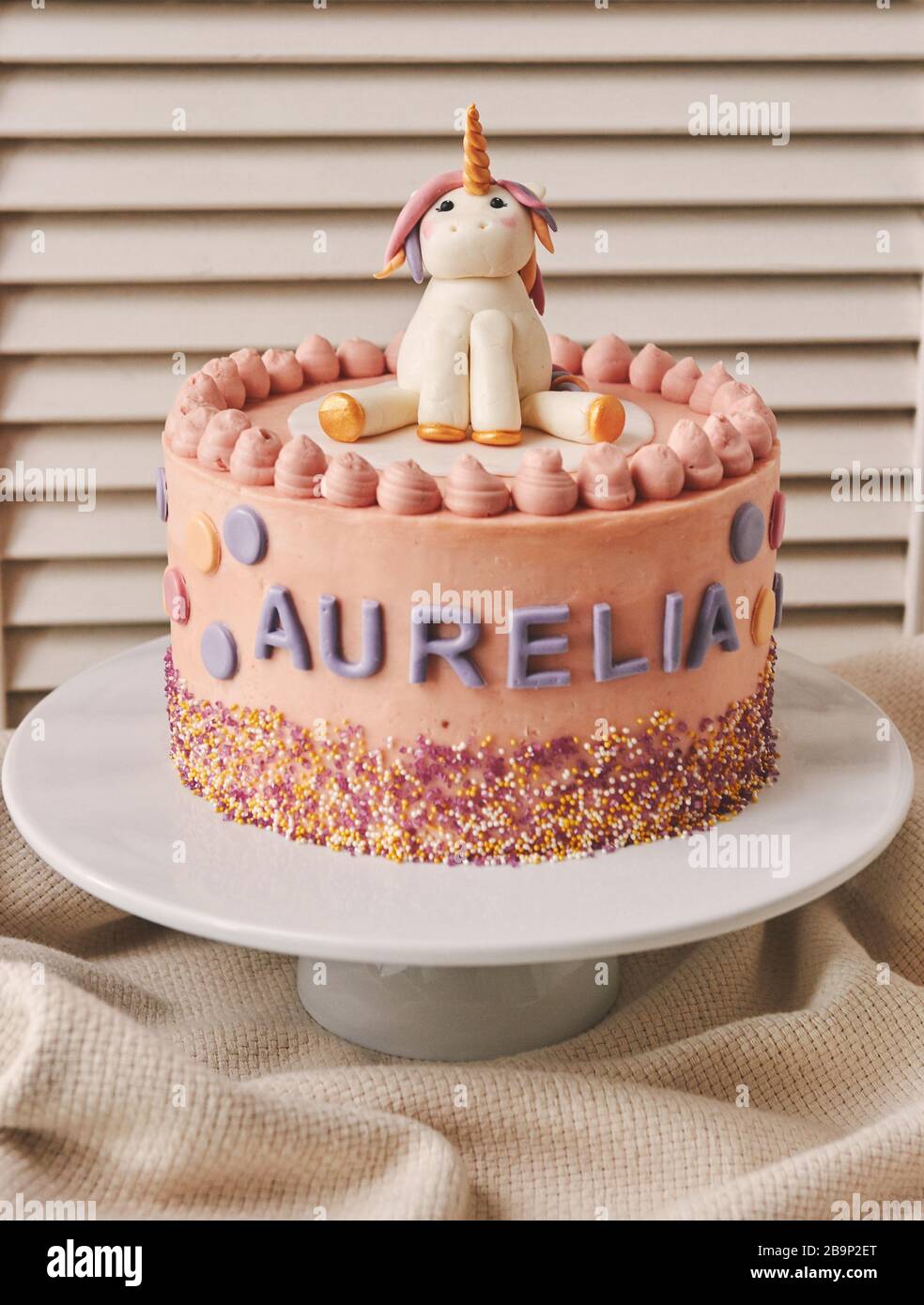 Gros Plan Vertical D Un Gateau D Anniversaire Avec Une Licorne Le Haut Et Le Nom Aurelia Sur Lui Sur Un Plaque Photo Stock Alamy