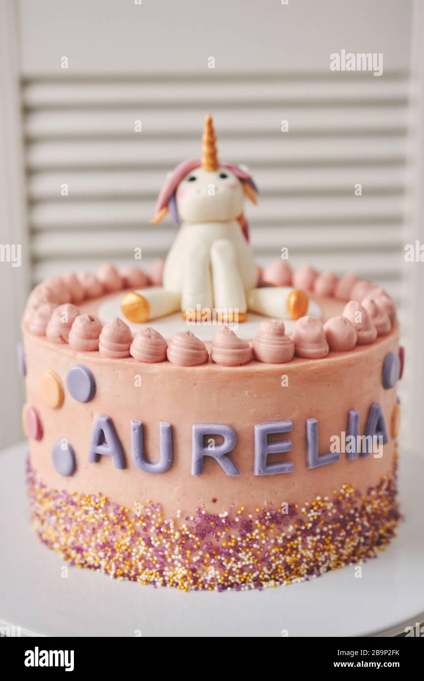 Gros Plan Vertical D Un Gateau D Anniversaire Avec Une Licorne Le Haut Et Le Nom Aurelia Sur Lui Sur Un Plaque Photo Stock Alamy