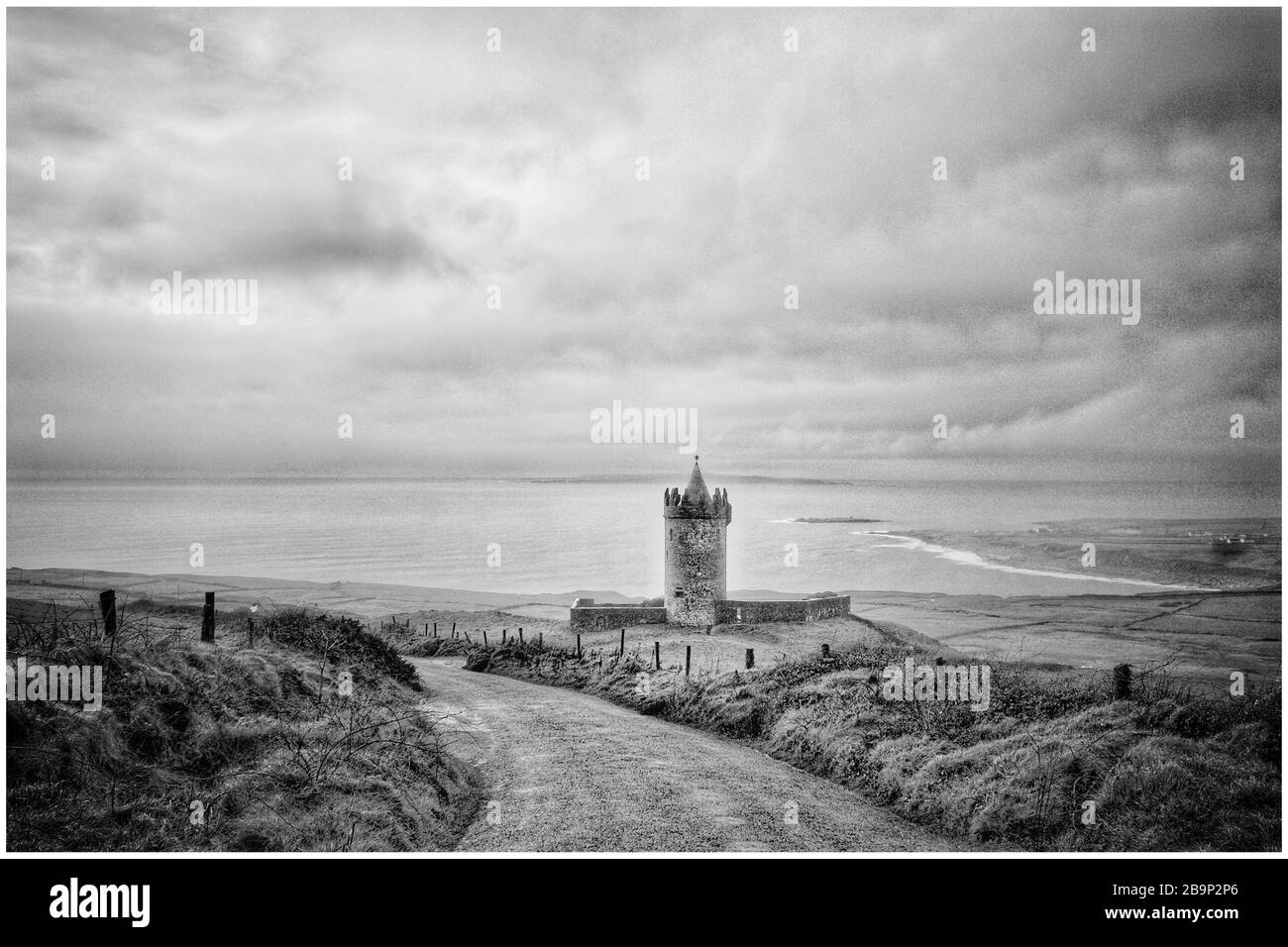 Photo en niveaux de gris à grand angle du château de Doonagore près de Doolin à Co Clare, Irlande Banque D'Images