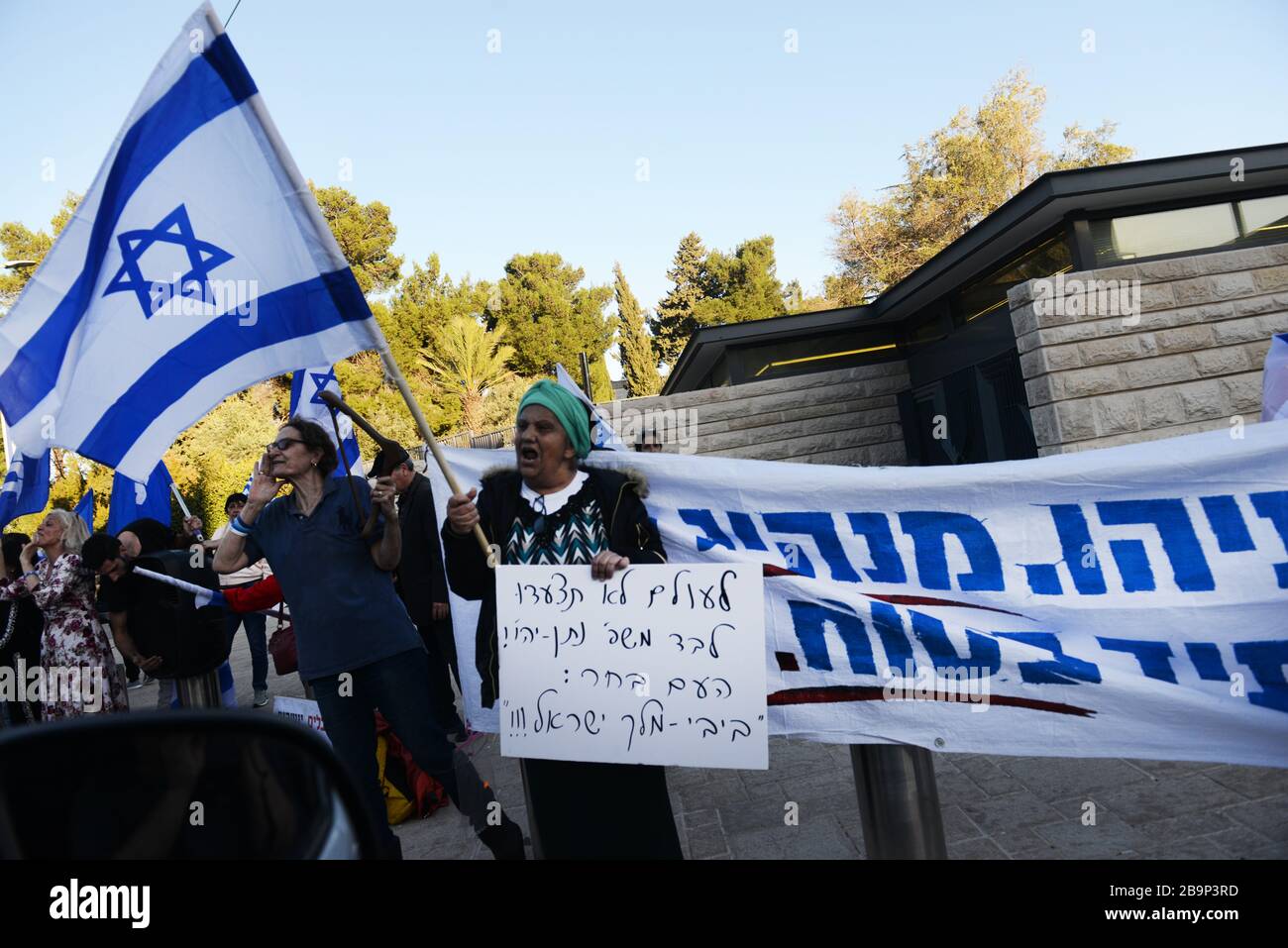 Les partisans du Premier ministre Benjamin Netanyahu protestent à l'extérieur de l'enceinte du président israélien à Jérusalem. Banque D'Images