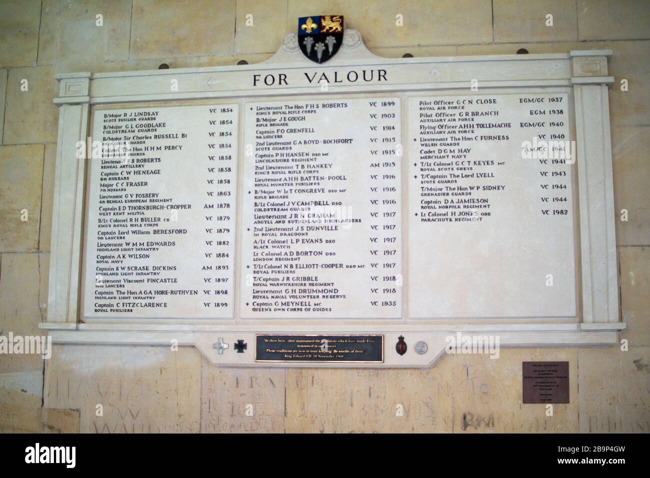 Pour le mémorial de Valor, Cloisters, Eton College. Les anciens Etoniens honorés de la Croix de Victoria, de la Croix de George, de la Médaille de la galanterie Empire ou de l'AM 1854-1982 Banque D'Images