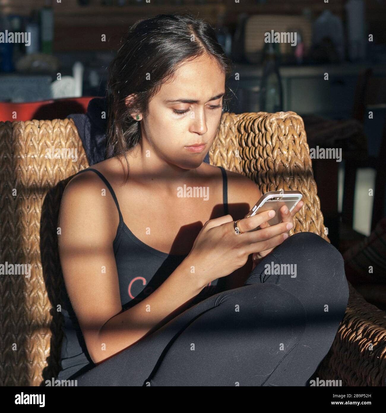 Une femme s'assoit avec son téléphone pour se tenir au fait de ce qui est  important dans sa vie Photo Stock - Alamy