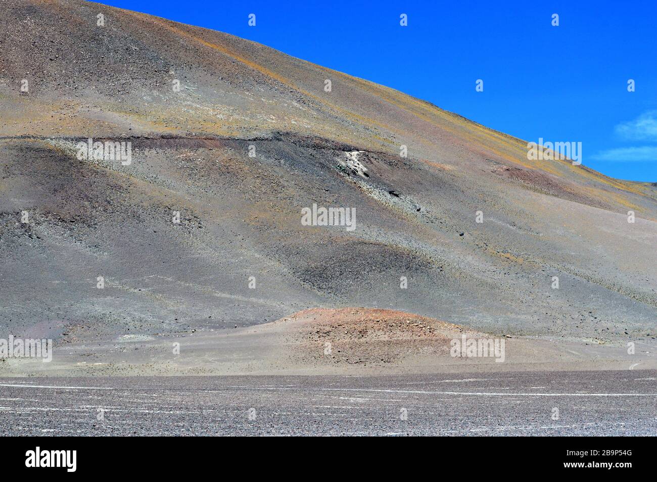 Restes de l'accident ferroviaire dans le train aux nuages en 1996 devant la lagune de Socompasa. Province de Salta, Argentine. Banque D'Images